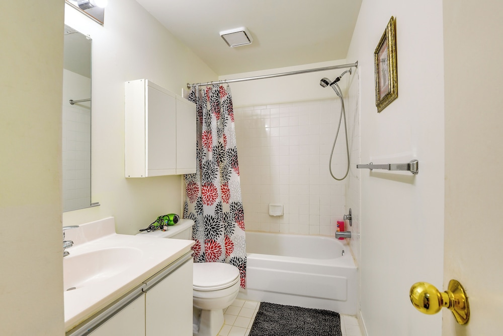 Close to Hospital & Dulles: Herndon Townhome