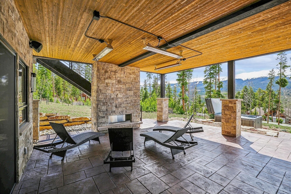 The Crowne Summit 6 Bedroom Home