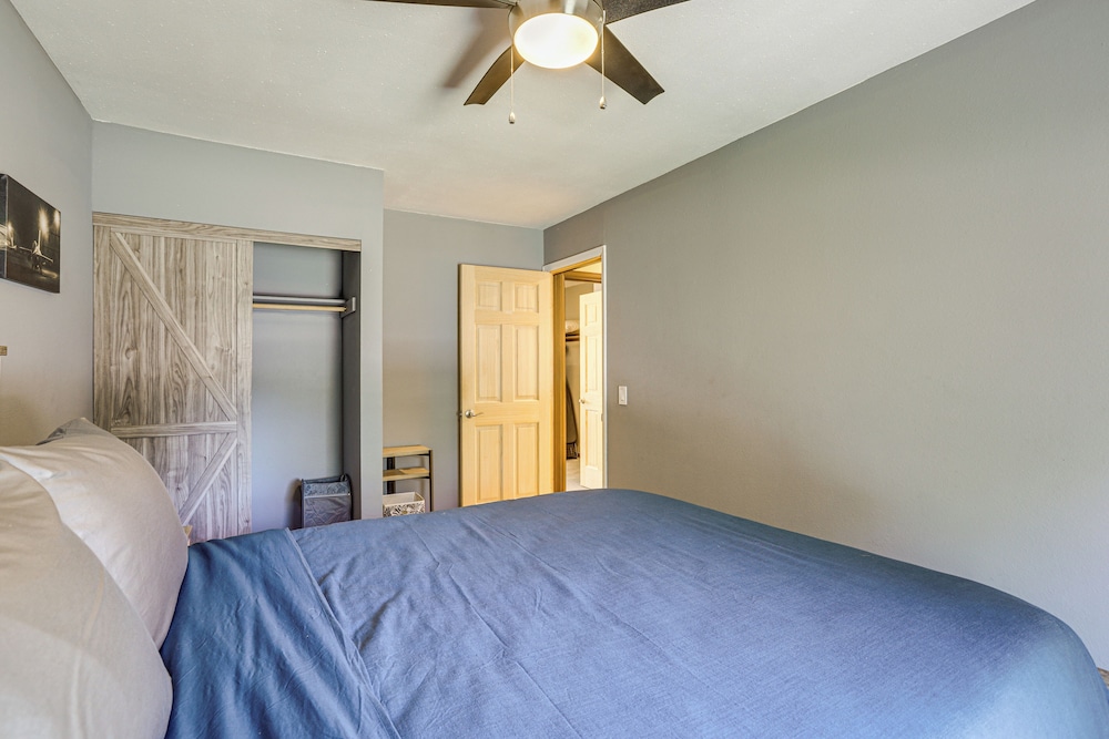 Pet-friendly Retreat w/ Fenced Yard in Aurora