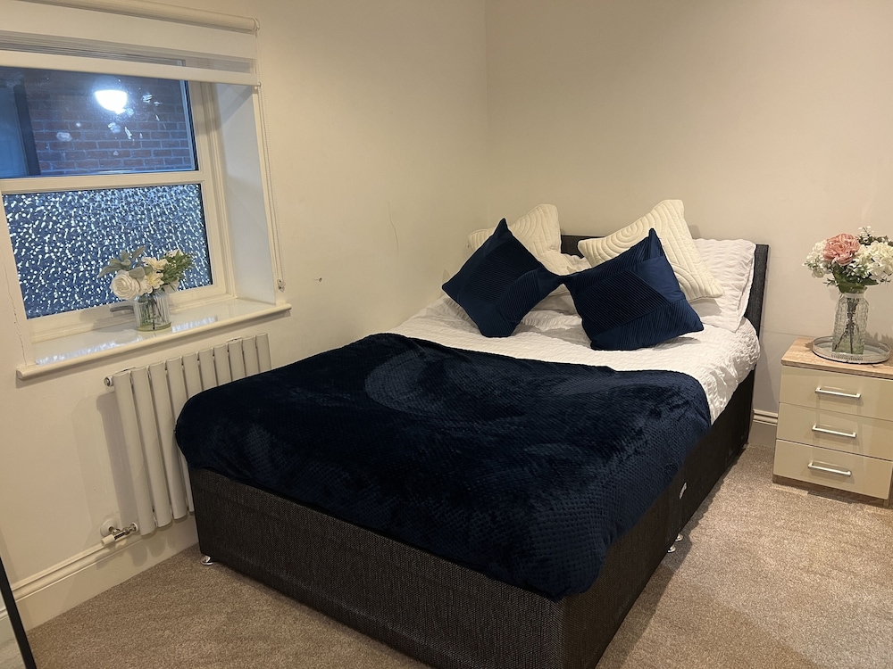 Hull Spacious Apartment 5 view 4