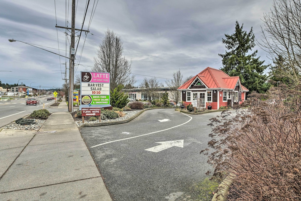 Cute Cottage w/ Deck Walk 115 Ft to Brewery & Cafe view 5