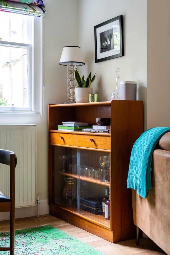 Eclectic 1 Bedroom Apartment in Edinburgh, New Town view 2