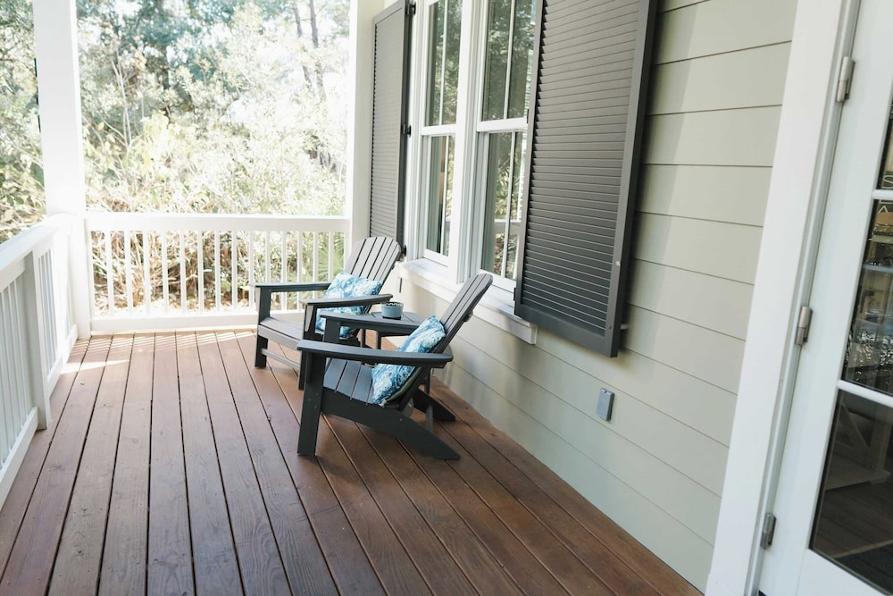Walk to Beach, 2 Shared Pools, Enclosed Porch, Bikes 30A Hideaway by Avantstay