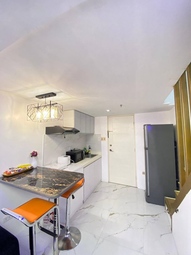 Golden Loft With Mood Lighting,stylish Staycation Loft Fast Wi-fi, Soft Couch