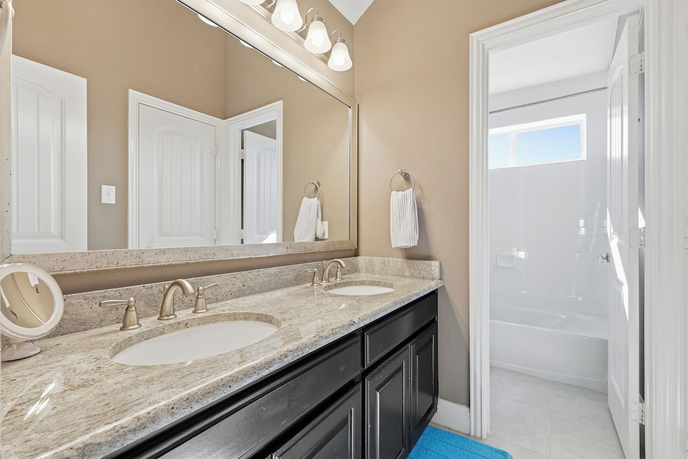 Spacious Cozy 4B Home in Frisco