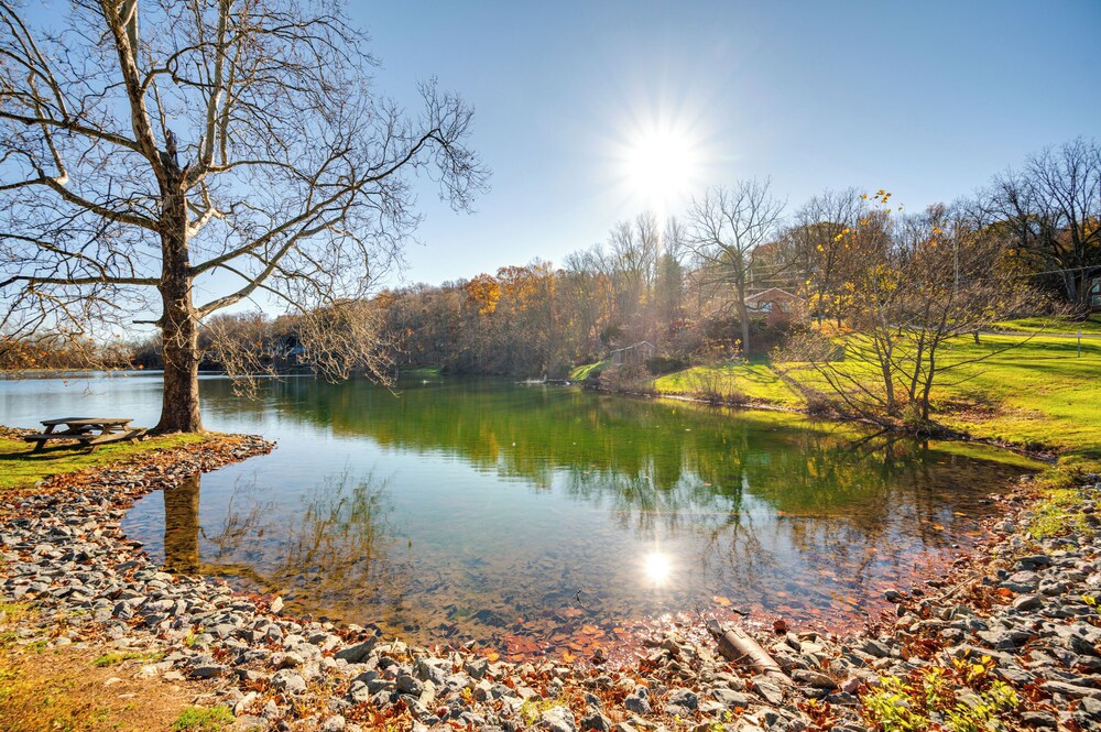 Walk to Liberty Mountain: Lake-view Ski Retreat!
