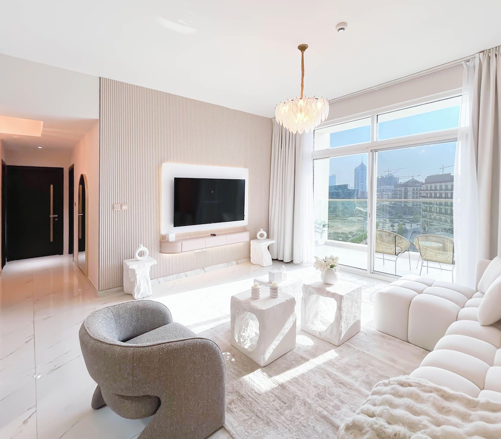 Jewelz Luxury 2BR Balcony, Pool & Garden Views