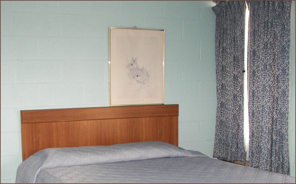 Holiday Host Motel