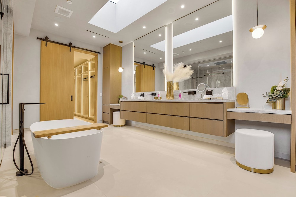 Hutton Villa - 5-bedroom Retreat in Iconic Beverly Hills Oasis