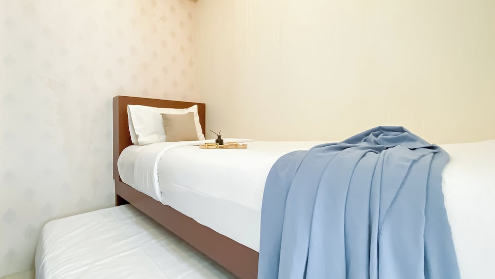 Strategic And Homey 2Br Green Pramuka Apartment