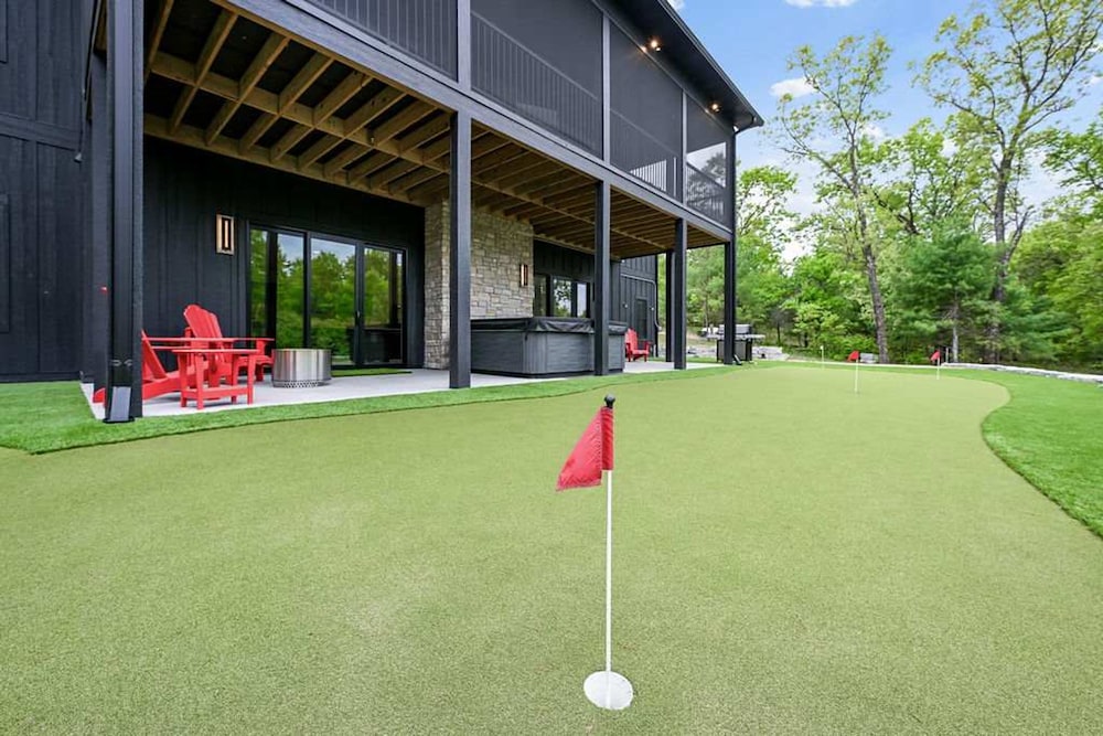 6BR Sand Valley Lodge With Hot Tub Bar Putting Green