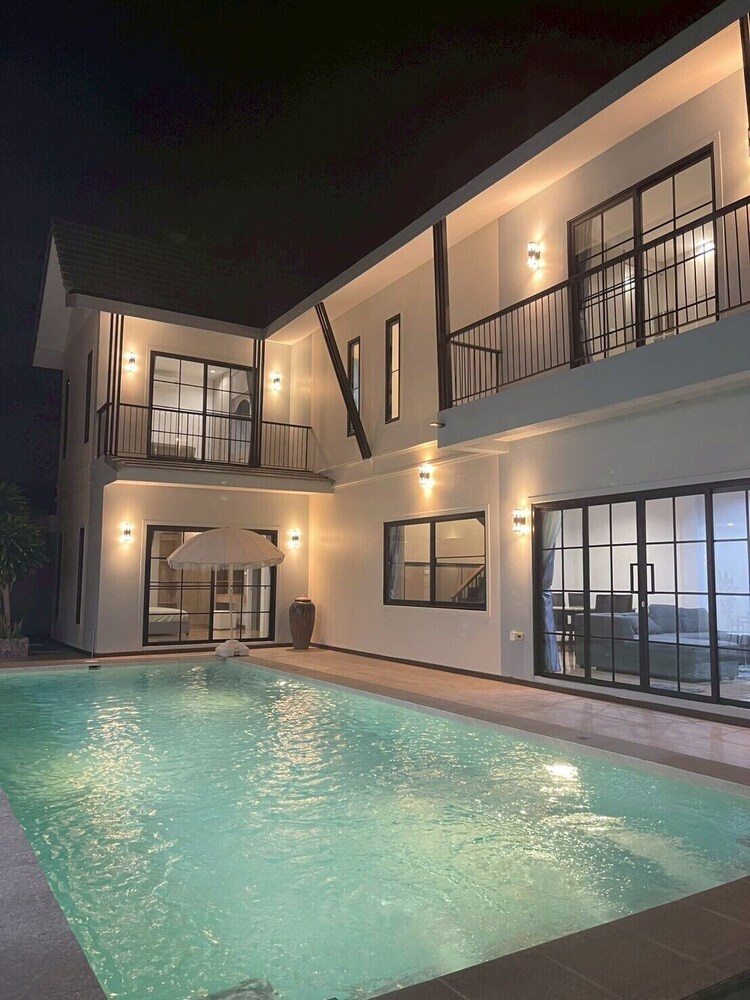 Level FIVE pool villa Pattaya