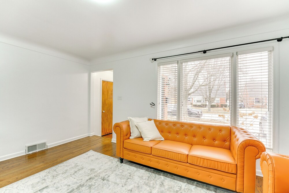 13 Mi to Downtown Detroit: Bright Home