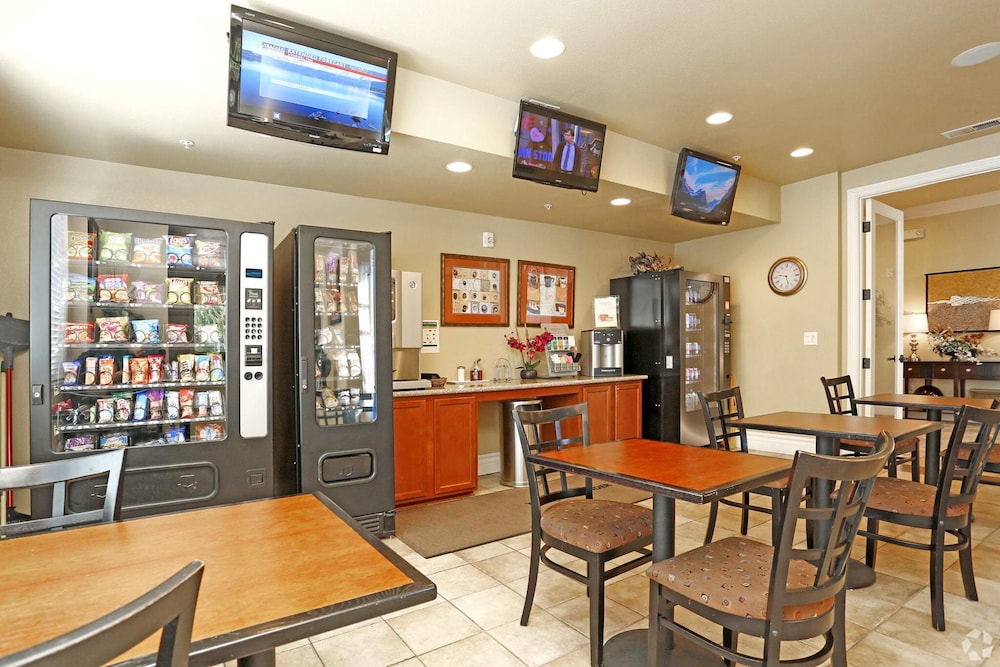 New Trendy 1BR Apartment With Heated Pool Gym Minigolf