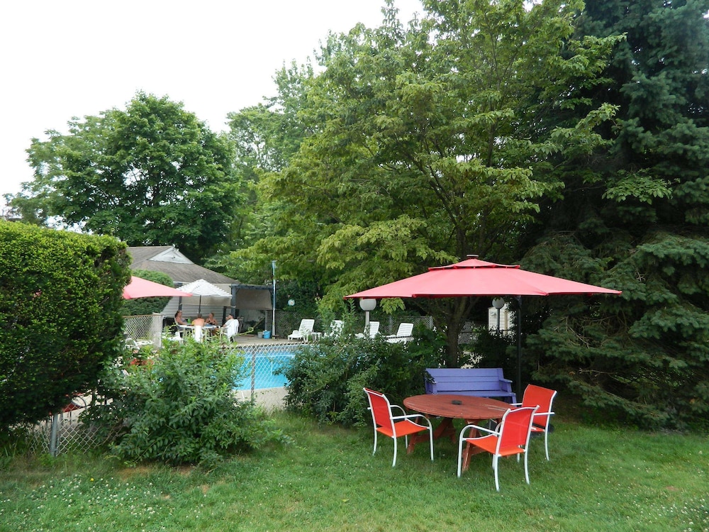 Twin Oaks Motel