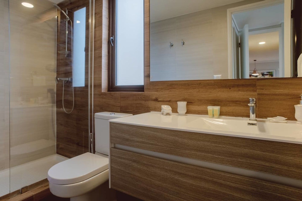 Enchanting Conc n 2BR - Private Roof Ocean View