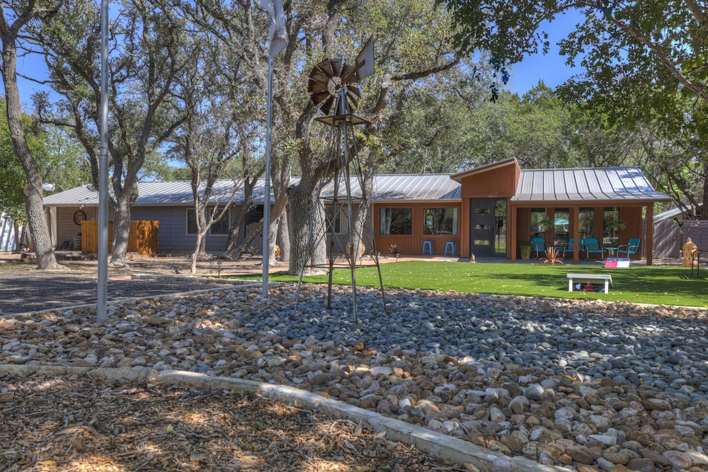 Terracotta Oasis - Wimberley for 30 Guests
