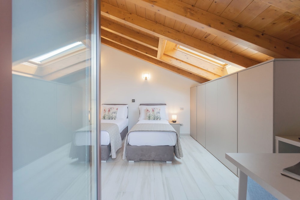 Dream Lake Apartments by Rent all Como