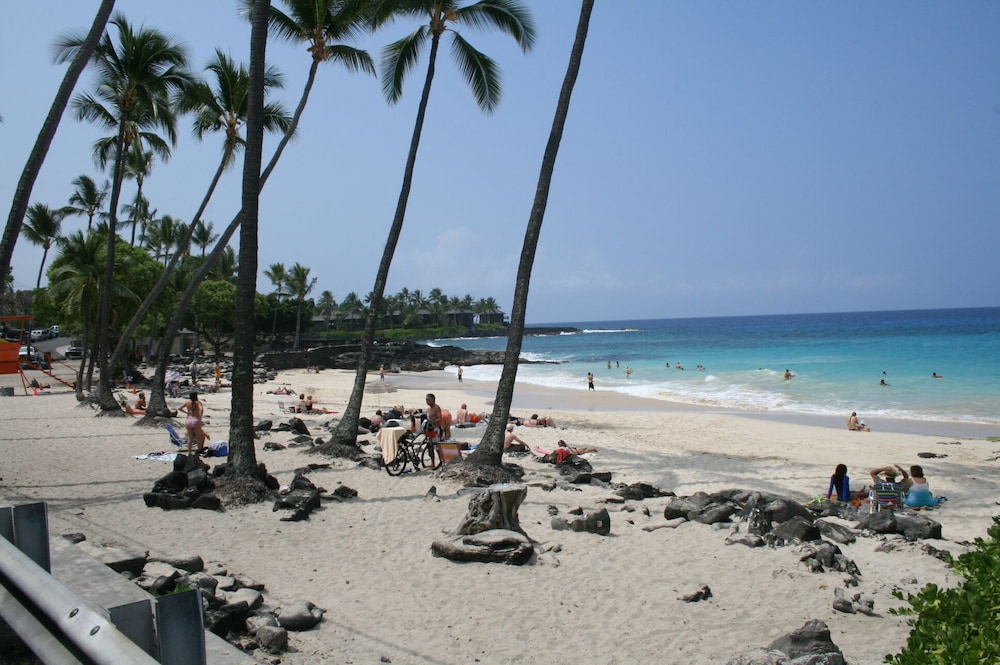 Kona Bali Kai 317 - Oceanfront 2 Bedroom Condo by RedAwning