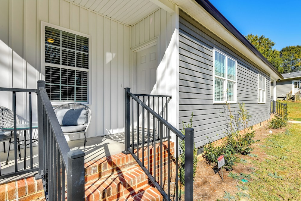 Near Shopping & Dining: Pet-friendly Dallas Apt!