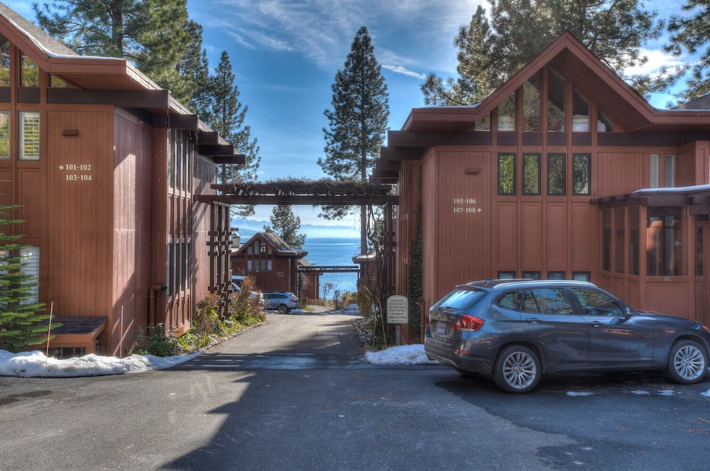 Crystal Shores Villa Lake Views & Hiking view 5