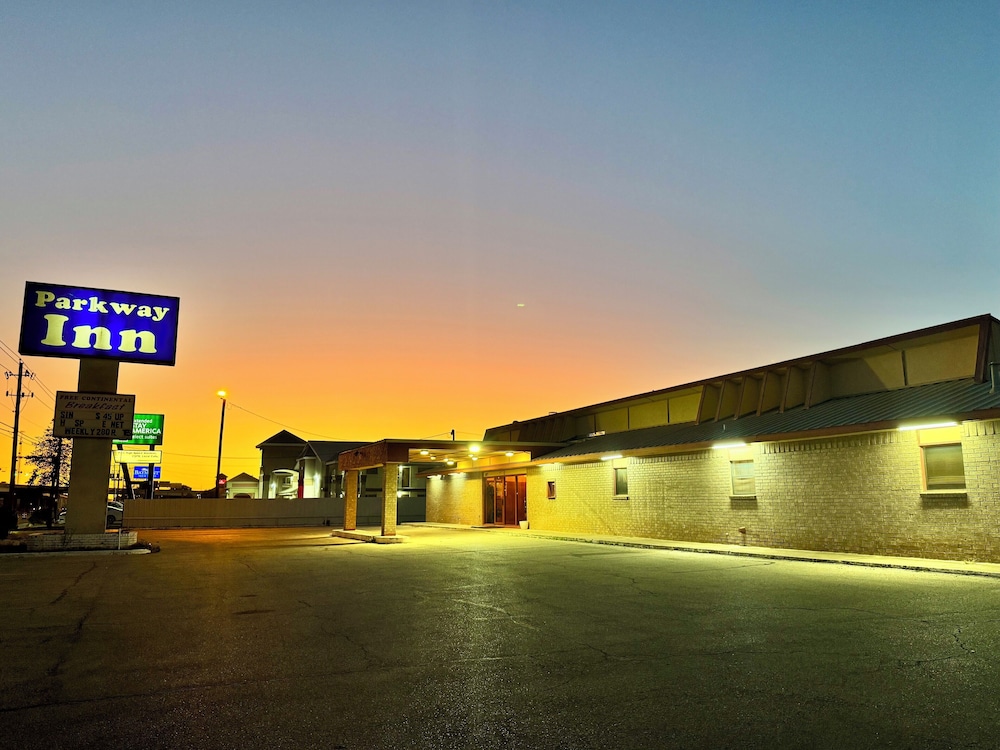 Hotel Parkway Inn - Image 1