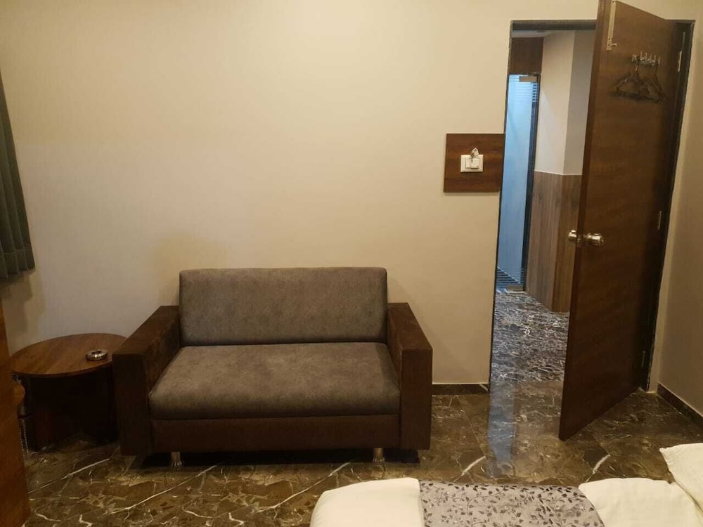 Hotel Lake Palace Ahmedabad