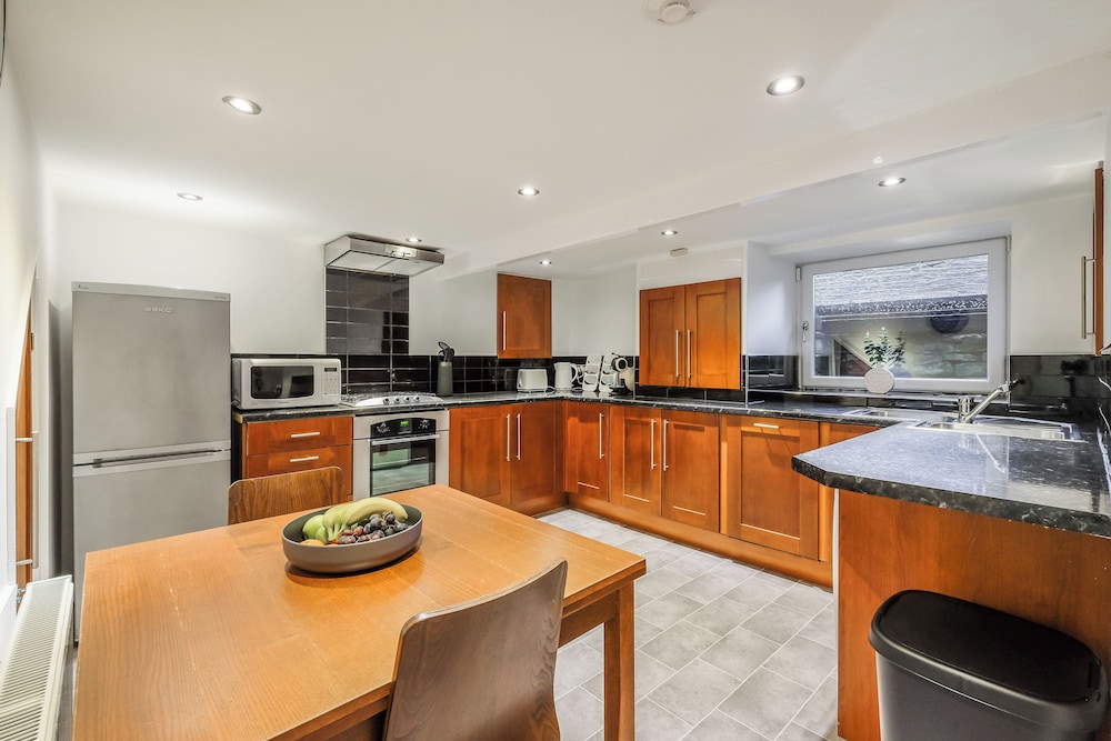 Sleek 2B/1B Retreat in Lindley, Huddersfield