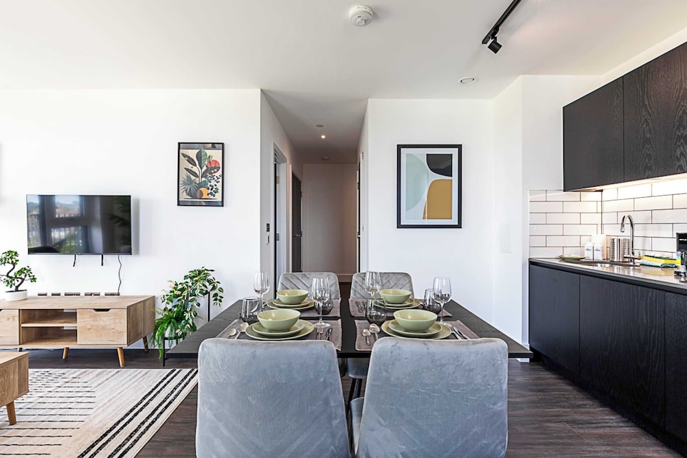 Sleek and Stylish 9th Floor Apartment