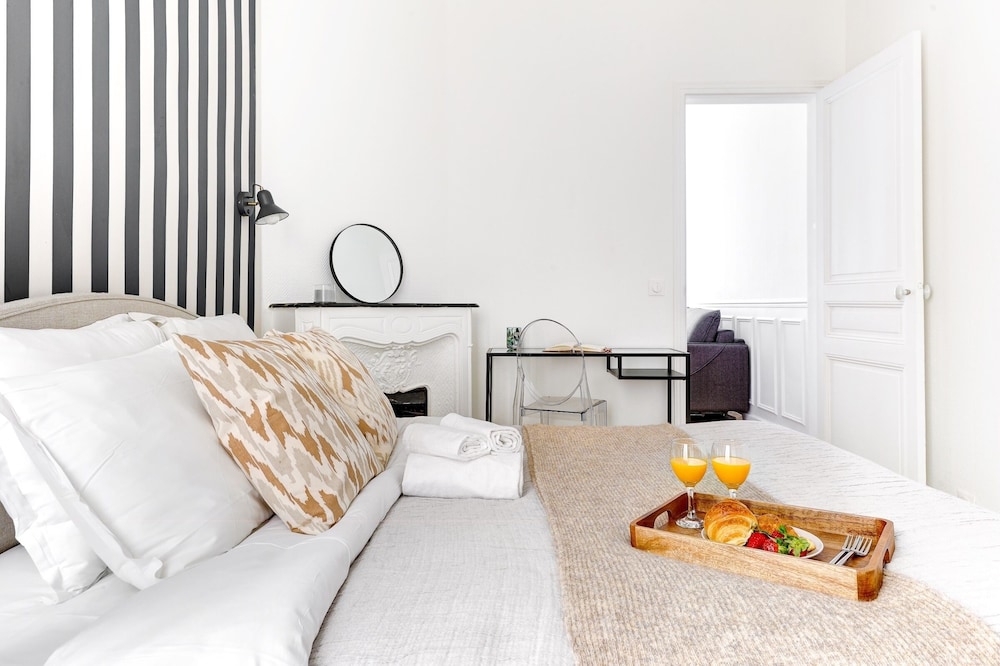 Chic 1BR by Eiffel Tower & Champ de Mars