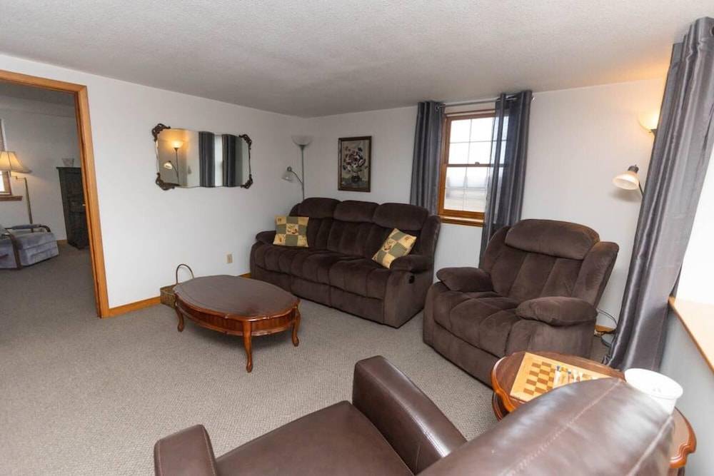 Farmhouse PEC - Centrally Located in PEC