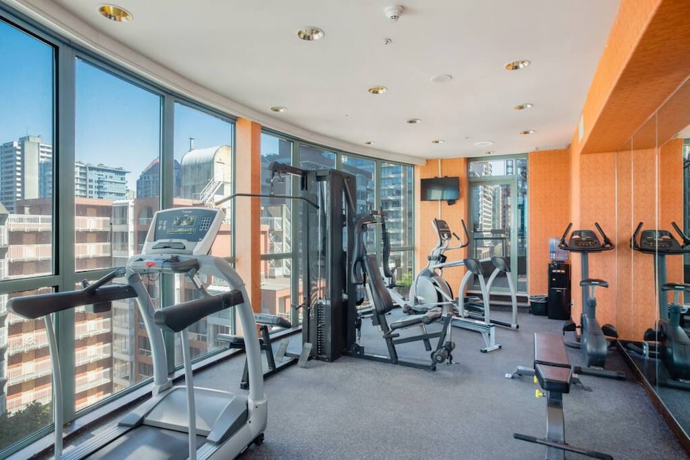 Beautiful 2 Bdrm 2bath Condo Downtown With Views of the Ocean