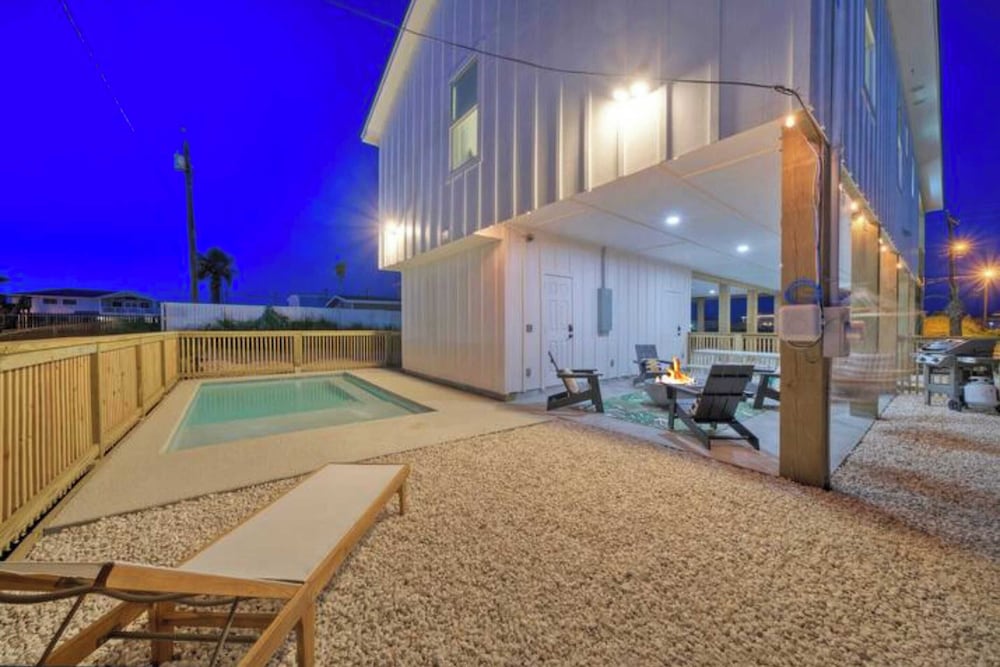 Sleeps 24 2 Homes, Walk to the Beach, Private Pools, Fire Pit, Modern Design