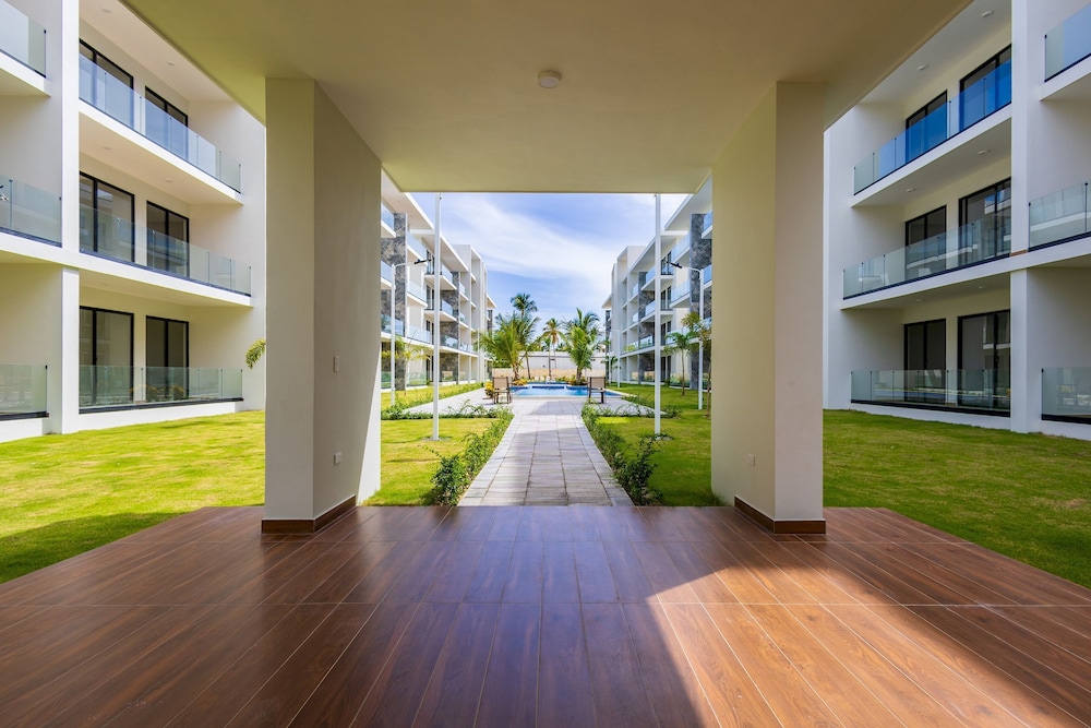 2BR Oasis in Eden Tropical - BBQ Pool Near Beach