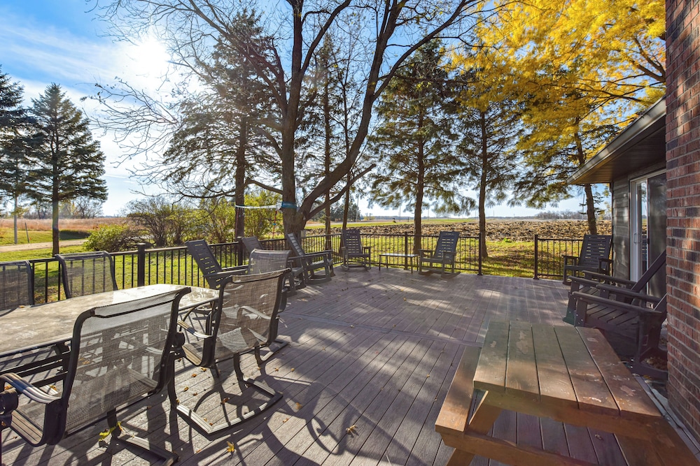 600-sq-ft Deck! Hutchinson Retreat on 5 Acres