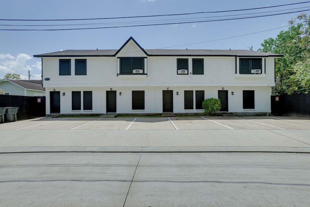 4 Mi to Iah: Suburban Houston Townhome