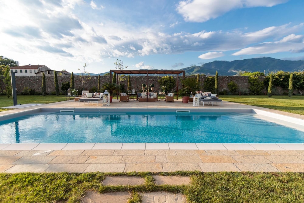 Villa Hugo in Lucca With 5 Bedrooms and 6 Bathrooms view 5