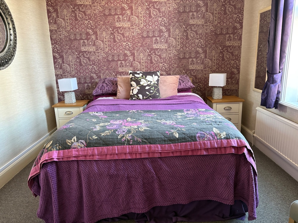 10 Guests - 5 Bedrooms - Free Parking - Petok