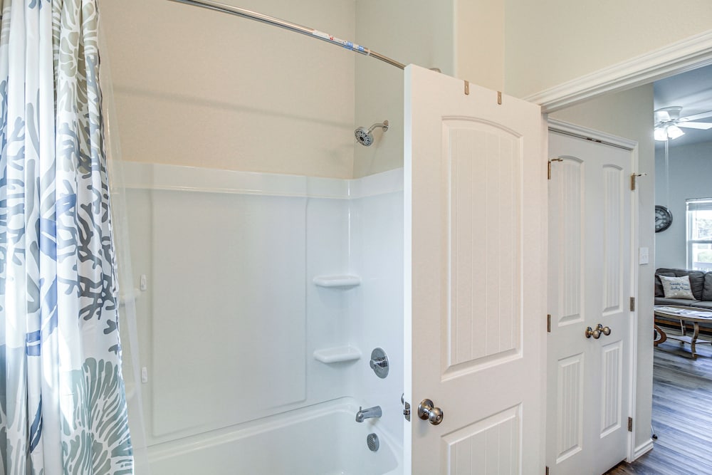 Walk to Water! Home w/ Pool Access in Rockport