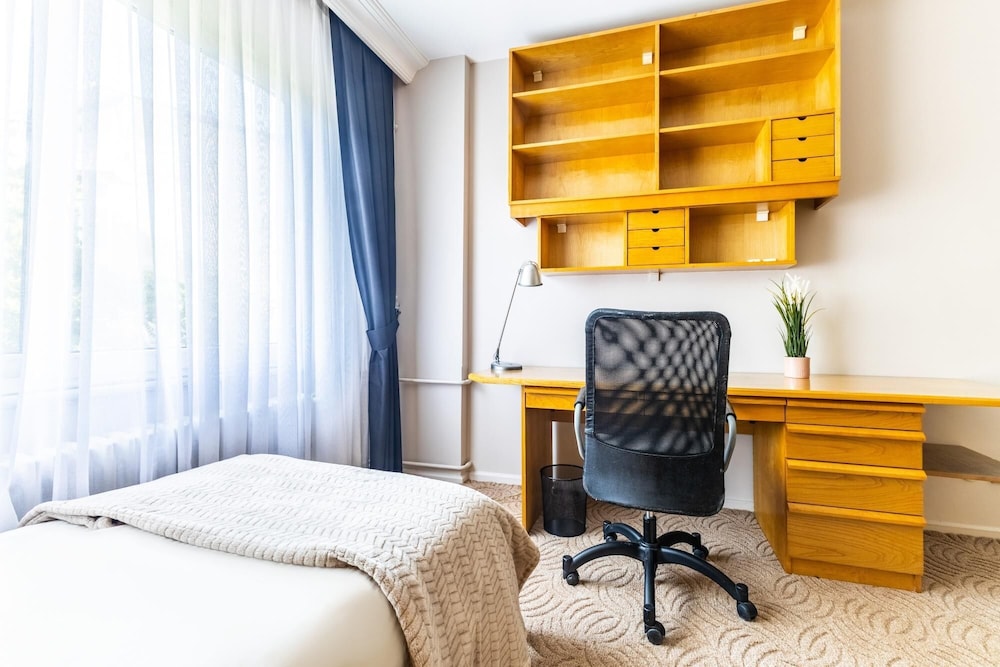 Chic Spacious Flat w Balcony 5 min to Moda Coast