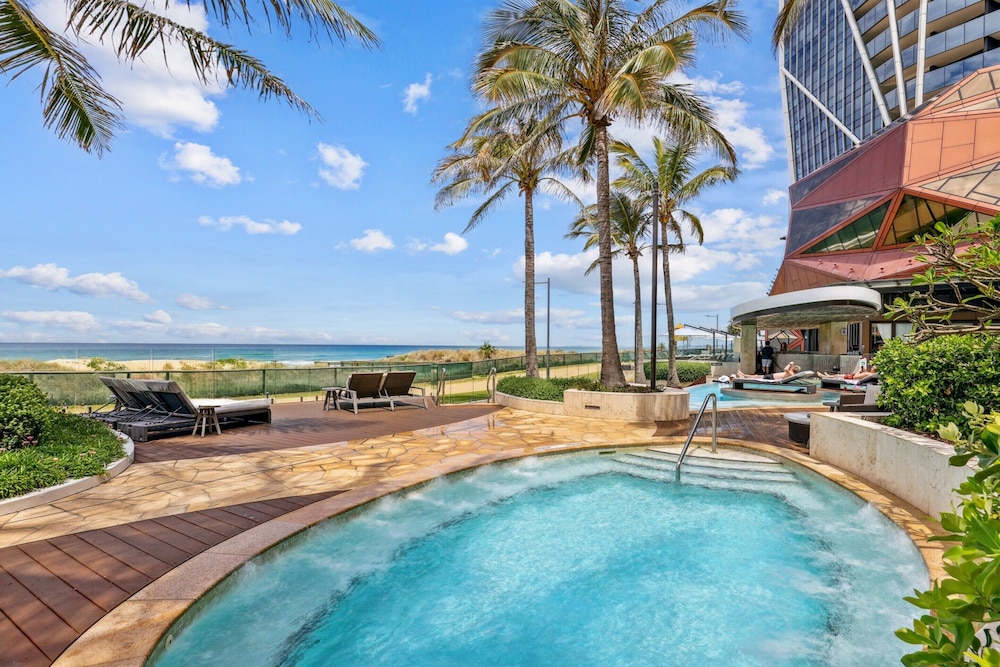 Luxury Beachfront 1-bed Apartment With Pool & Gym