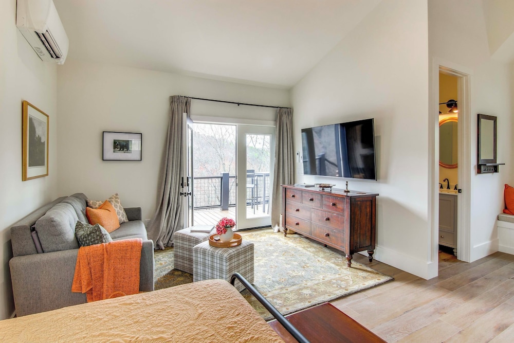 Modern Mountain-view Gem w/ Deck in Glenville