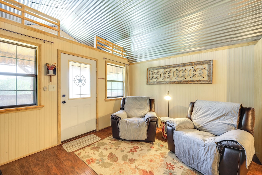 Cozy Couple's Cabin Retreat in Concan!
