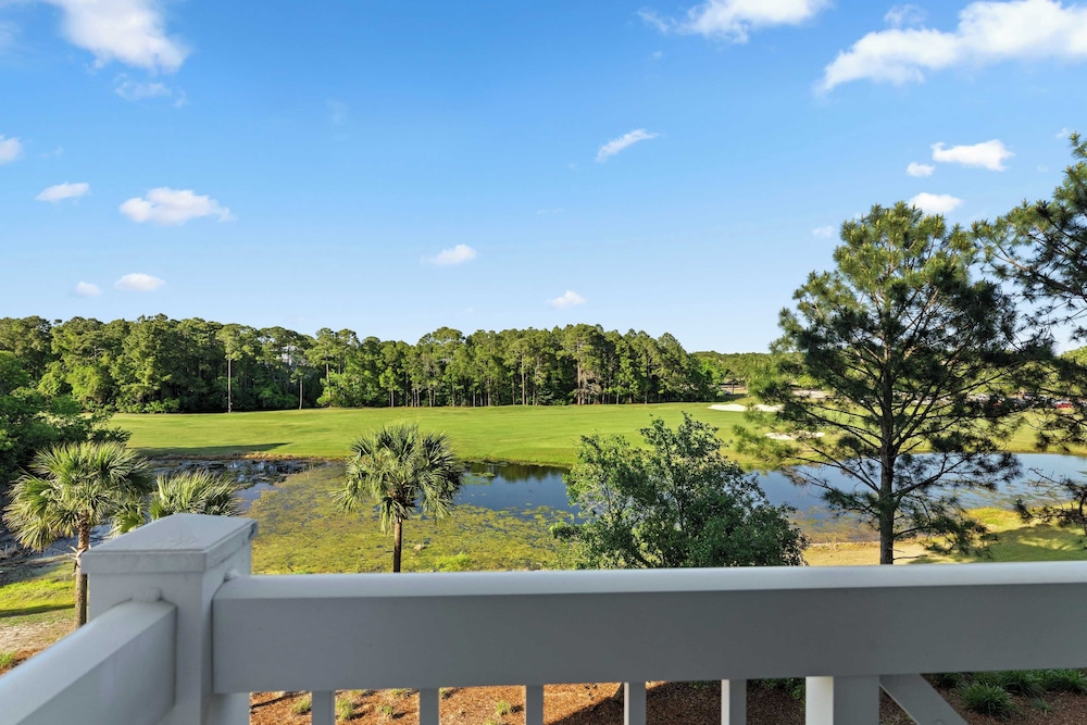 Serene Studio at Sandestin Pool, Hot Tub, Beach Shuttle, Walk to Baytowne