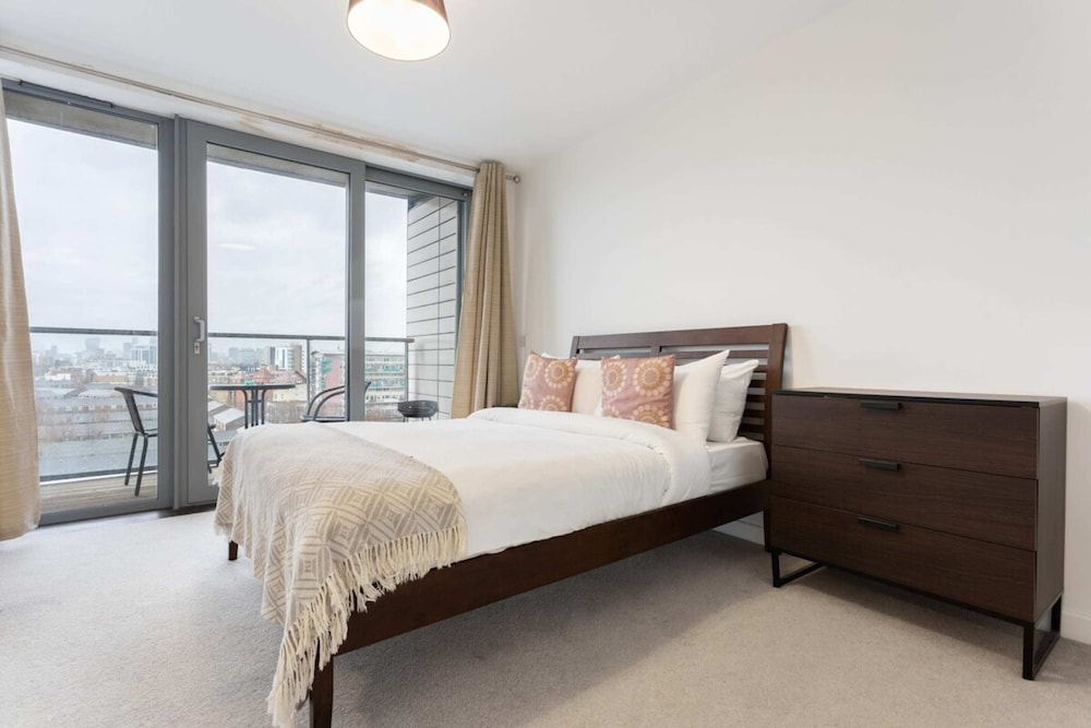 Modern 1 Bedroom Apartment Near Canary Wharf With Balcony