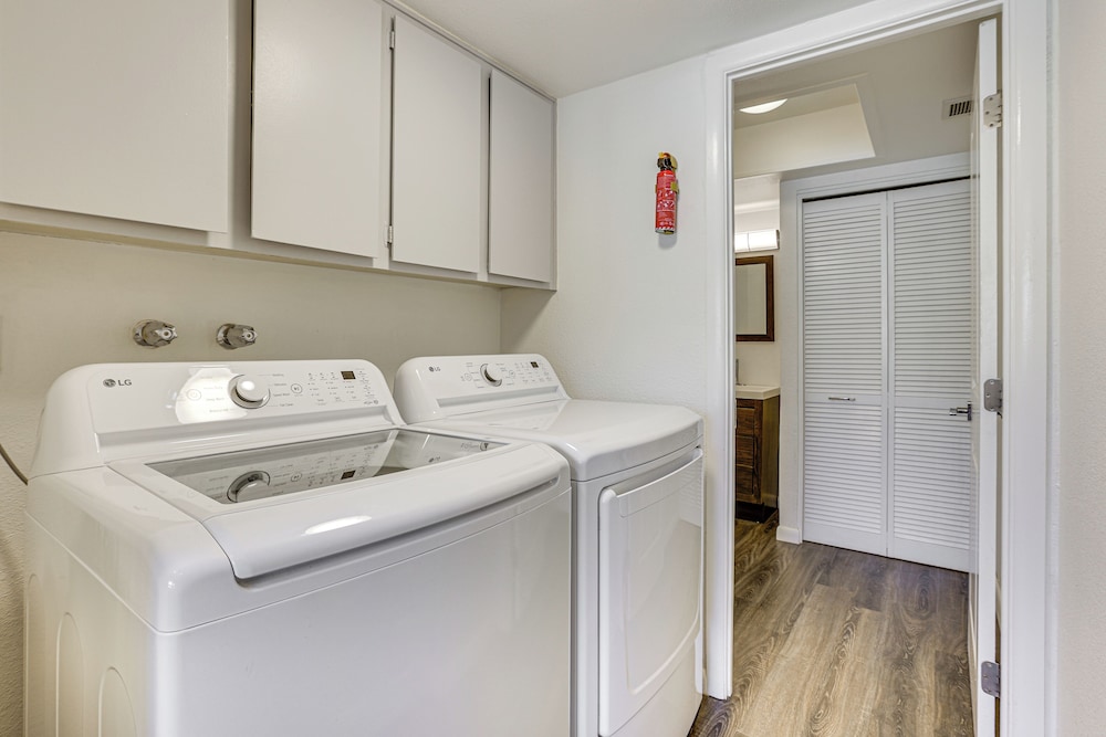 2 Mi to Old Town & Mall: Townhome w/ Pool Access!