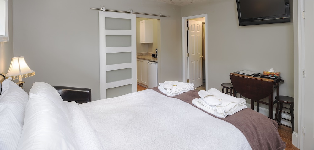 Above The Beach Guest Suites - Image 2