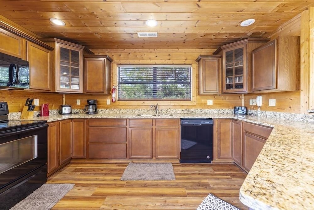 Valley View-tiful - 5 Bedrooms, 5 Baths, Sleeps 18 Home by RedAwning