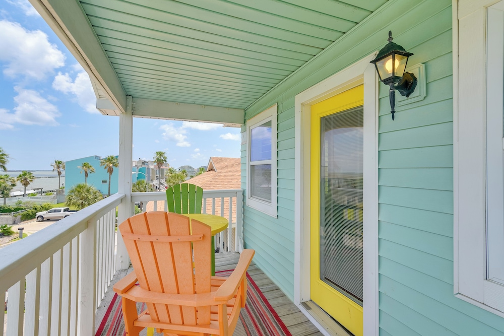 Boat Slip + Decks: Waterfront Gem Near Galveston!