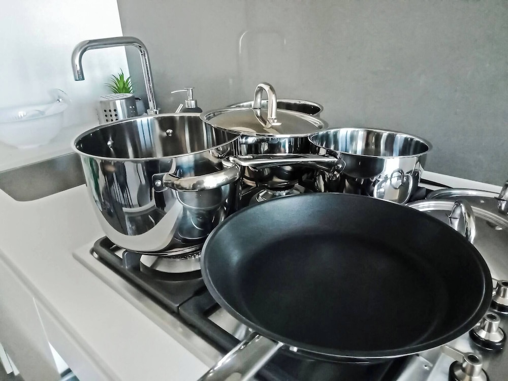 Southbank 2BR High City Views Enjoy Wine, Gym, Pool, Wifi